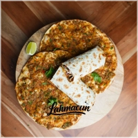 <b>Onze Lahmacun Naturel wordt dagelijks vers bereid met een dunne, krokante bodem en een authentieke kruidige topping. Zonder extra salade of saus, zodat je kunt genieten van de pure en traditionele smaak van lahmacun.</b><br><br>