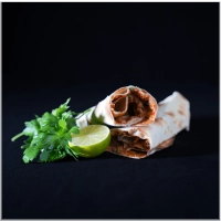 <b>Onze Lahmacun Naturel wordt dagelijks vers bereid met een dunne, krokante bodem en een authentieke kruidige topping. Zonder extra salade of saus, zodat je kunt genieten van de pure en traditionele smaak van lahmacun.</b>