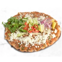 Lahmacun met gesmolten kaas en salade<br><br>Om de kwaliteit te garanderen, verpakken wij bij afhalen de salade en saus apart