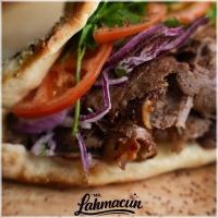 <b>Geniet van ons heerlijke Broodje Steak Doner, bereid met 100% rundvlees uit eigen keuken volgens ons vertrouwde recept sinds 1978. De steak doner wordt dagelijks vers bereid en geserveerd op een huisgemaakte broodje dat elke dag vers wordt gebakken. Maakt jouw broodje compleet met een keuze uit verse salade en saus.</b><br><br><b>Verkrijgbaar vanaf 16:00 uur.</b><br><br><b>Ambachtelijk, vers en vol van smaak sinds 1978.</b>