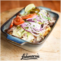 <b>Onze Kapsalon Steak Doner wordt bereid met knapperige friet, huisgemaaktte steak doner van 100% rundvlees en een royale laag gesmolten kaas. Afgewerkt met verse salade en jouw keuze uit saus voor de perfecte smaakbeleving.</b><br><br><b>Bereid met ons vertrouwde recept uit eigen keuken sinds 1978.</b><br><br><b>Rijk gevuld, vers bereid en een echte favoriet </b>