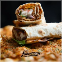 <b>Onze Lahmacun Feta wordt dagelijks vers bereid met een dunne, krokante bodem en afgewerkt met heerlijke feta kaas. De romige en licht zoute smaak van de feta geeft deze lahmacun een unieke twist. Geserveerd met jouw keuze uit verse salade en saus.</b><br><br><br><b>Een smaakvolle combinatie van traditionele lahmacun en romige feta kaas.</b>