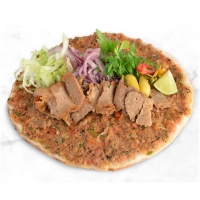 Lahmacun met steak doner, salade en saus<br><br>Om de kwaliteit te garanderen, verpakken wij bij afhalen de salade en saus apart